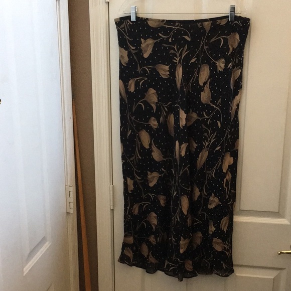 FINAL MARKDOWN Ladies’ R. J. Collection silk Skirt (L) - Picture 1 of 10